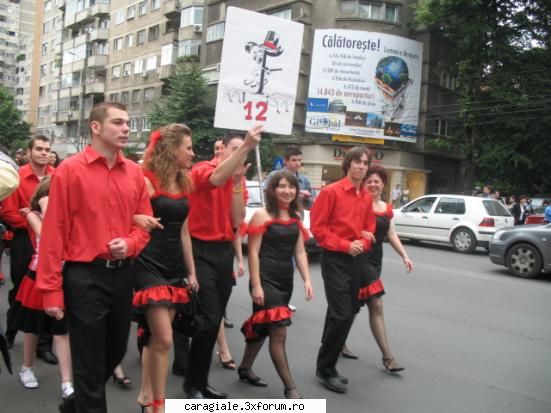 spre liceu... poze de la defilarea claselor de a 12 a (2006) :)