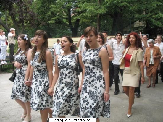 fetele de la a poze de la defilarea claselor de a 12 a (2006) :)