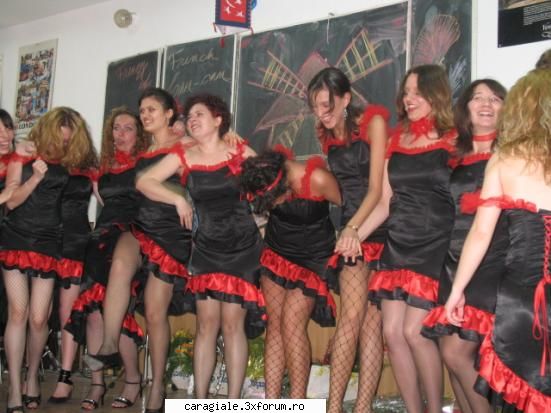 si o poza de la ultima ora de poze de la defilarea claselor de a 12 a (2006) :)